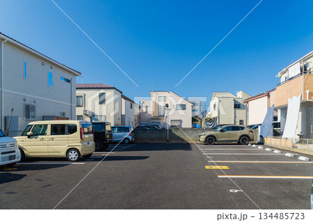 住宅街の駐車場 住宅街の駐車場 134485723