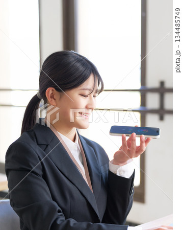 音声AIを使って業務を行う若いビジネスウーマン 音声AIを使って業務を行う若いビジネスウーマン 134485749