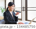 音声AIを使って業務を行う若いビジネスウーマン 134485750