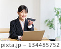 音声AIを使って業務を行う若いビジネスウーマン 134485752