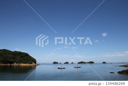 鳥羽湾の島と釣りいかだ 134486209