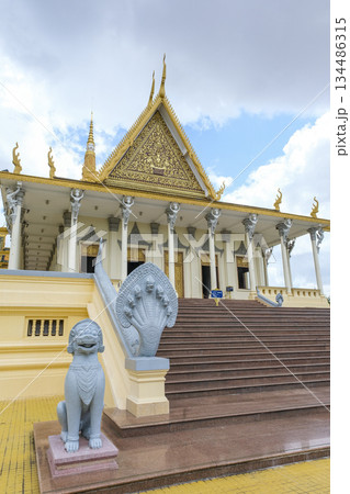 クメール様式の豪華な建物が並ぶ王宮 134486315