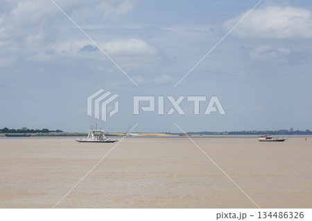 トンレサップ川とメコン川が合流する場所 134486326