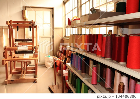 秩父銘仙館の機織り機とカラフルな絹糸 秩父銘仙館の機織り機とカラフルな絹糸 134486886