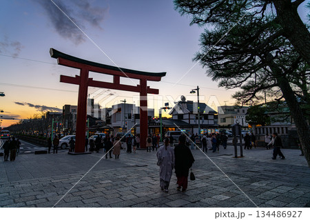 【神奈川県】夕暮れの空が美しい鶴岡八幡宮の鳥居 134486927