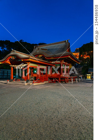 【神奈川県】日没後にライトアップされた鎌倉の鶴岡八幡宮 134486938
