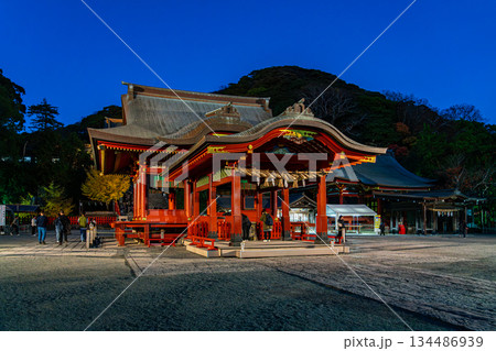 【神奈川県】日没後にライトアップされた鎌倉の鶴岡八幡宮 134486939