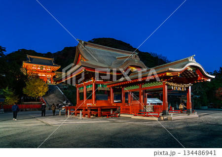 【神奈川県】日没後にライトアップされた鎌倉の鶴岡八幡宮 【神奈川県】日没後にライトアップされた鎌倉の鶴岡八幡宮 134486941