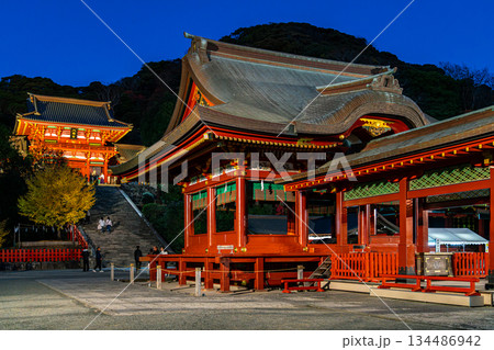 【神奈川県】日没後にライトアップされた鎌倉の鶴岡八幡宮 134486942