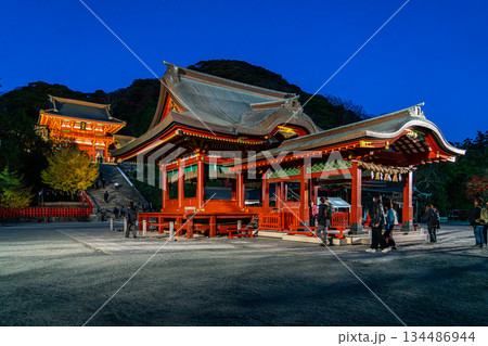 【神奈川県】日没後にライトアップされた鎌倉の鶴岡八幡宮 【神奈川県】日没後にライトアップされた鎌倉の鶴岡八幡宮 134486944