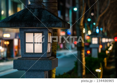 【神奈川県】鎌倉にある若宮大路の段葛に並ぶ灯籠の灯り 【神奈川県】鎌倉にある若宮大路の段葛に並ぶ灯籠の灯り 134486965