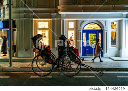 【神奈川県】鎌倉のおしゃれな洋菓子店の前に停まる人力車 134486969