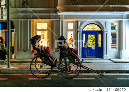 【神奈川県】鎌倉のおしゃれな洋菓子店の前に停まる人力車 134486970