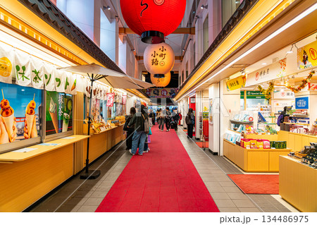 【神奈川県】鎌倉の小町通り沿いにある商業施設「あいざ鎌倉」 134486975