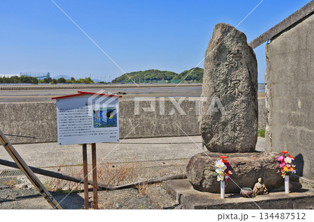 福岡県行橋市沓尾の海辺にある鯨塚 134487512