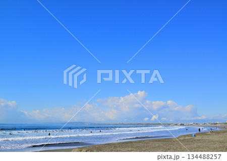 神奈川 片瀬西浜・鵠沼海水浴場から江ノ島と相模湾 神奈川 片瀬西浜・鵠沼海水浴場から江ノ島と相模湾 134488257
