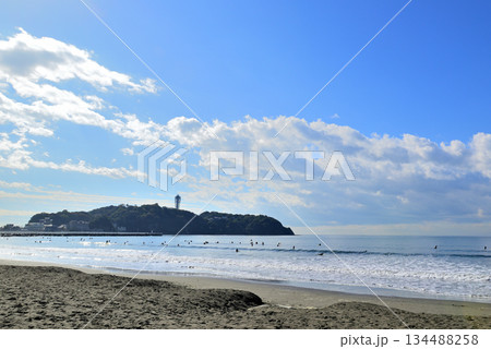 神奈川　片瀬西浜・鵠沼海水浴場から江ノ島と相模湾 134488258