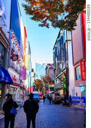 人通りの少ない明洞の朝の風景 人通りの少ない明洞の朝の風景 134488289