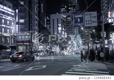 賑やかな明洞の夜景 134488343