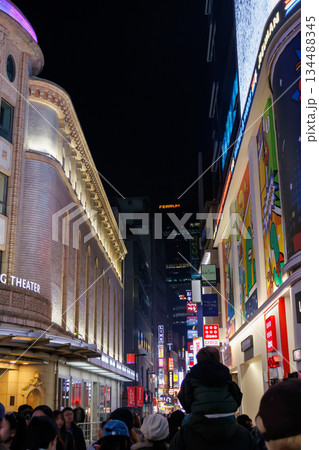 賑やかな明洞の夜景 134488345