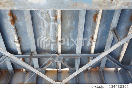 鉄橋を下から見た鉄骨構造 鉄橋を下から見た鉄骨構造 134488592