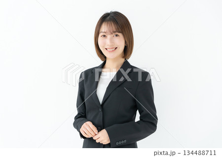 ビジネスウーマン 若い女性 ビジネスウーマン 若い女性 134488711
