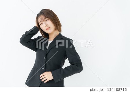 ビジネスウーマン 若い女性 悩む ビジネスウーマン 若い女性 悩む 134488716