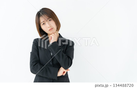 ビジネスウーマン　若い女性　悩む 134488720