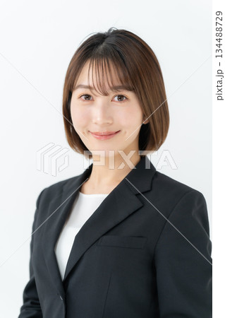 ビジネスウーマン　若い女性 134488729