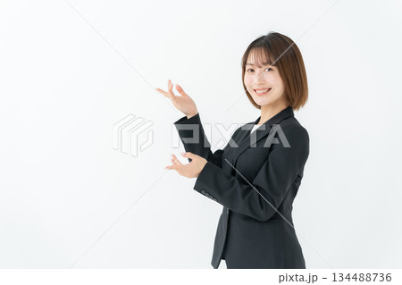 ビジネスウーマン 若い女性 手かざし ビジネスウーマン 若い女性 手かざし 134488736