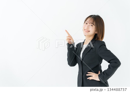 ビジネスウーマン 若い女性 指差し ビジネスウーマン 若い女性 指差し 134488737