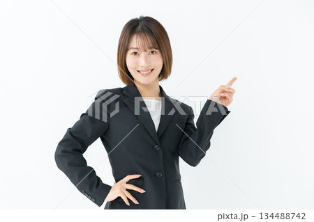 ビジネスウーマン　若い女性　指差し 134488742