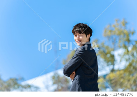 ビジネスマン　青空 134488776