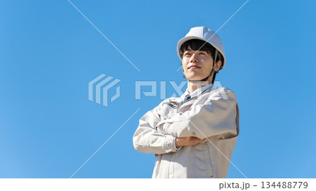 作業着の若い男性　青空 134488779