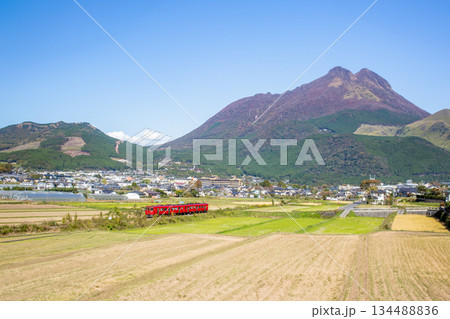 秋の湯布院と赤い列車 134488836