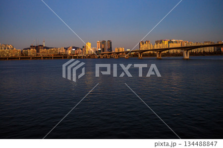 サンセットクルーズ船から見た夕暮れの漢江の風景 サンセットクルーズ船から見た夕暮れの漢江の風景 134488847