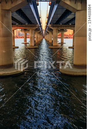 サンセットクルーズ船から見た夕暮れの漢江の風景 134488864