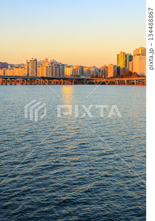 サンセットクルーズ船から見た夕暮れの漢江の風景 134488867