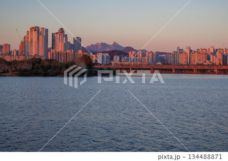 サンセットクルーズ船から見た夕暮れの漢江の風景 サンセットクルーズ船から見た夕暮れの漢江の風景 134488871