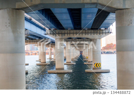 サンセットクルーズ船から見た夕暮れの漢江の風景 134488872