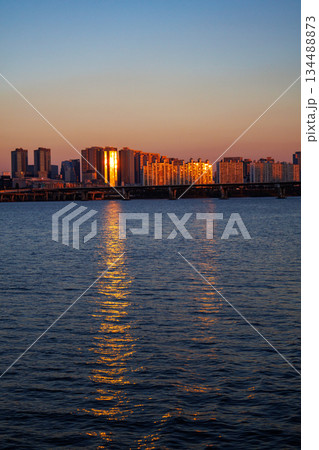 サンセットクルーズ船から見た夕暮れの漢江の風景 134488873