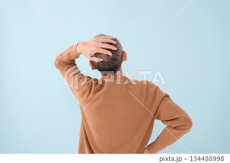 悩むシニア男性 後ろ姿 悩むシニア男性 後ろ姿 134488998