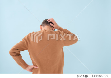 悩むシニア男性 後ろ姿 悩むシニア男性 後ろ姿 134488999