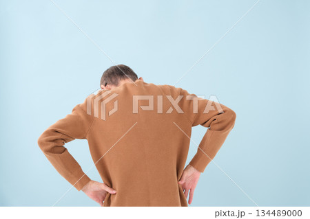 悩むシニア男性　後ろ姿 134489000