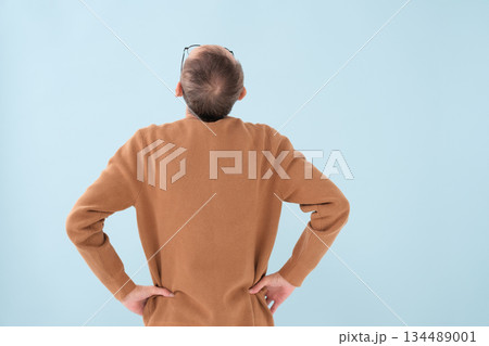 悩むシニア男性　後ろ姿 134489001