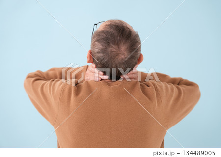 悩むシニア男性 後ろ姿 悩むシニア男性 後ろ姿 134489005