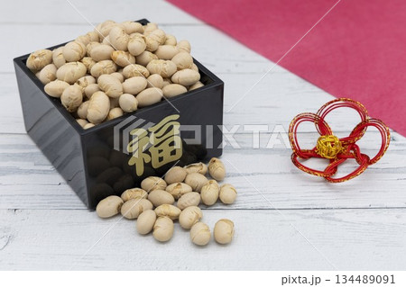 木目調の白背景に置かれた福の文字入り枡と福豆　節分イメージ 134489091