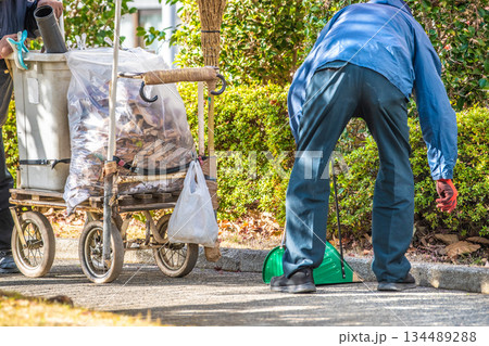 日本の横浜都市景観年の瀬…高齢化社会 落葉掃除をする高齢男性ら…高齢でも働かなければならない社会とは 日本の横浜都市景観年の瀬…高齢化社会 落葉掃除をする高齢男性ら…高齢でも働かなければならない社会とは 134489288