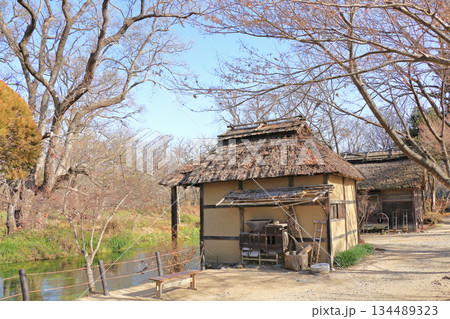 初冬の安曇野　大王わさび農場の水車小屋 134489323
