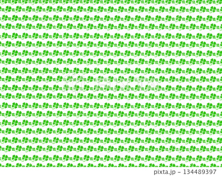 白バックに大小の四葉のクローバー模様が入った背景素材イラスト 134489397
